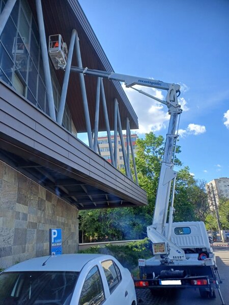 Nacela Nissan Cabstar cu brat articulat